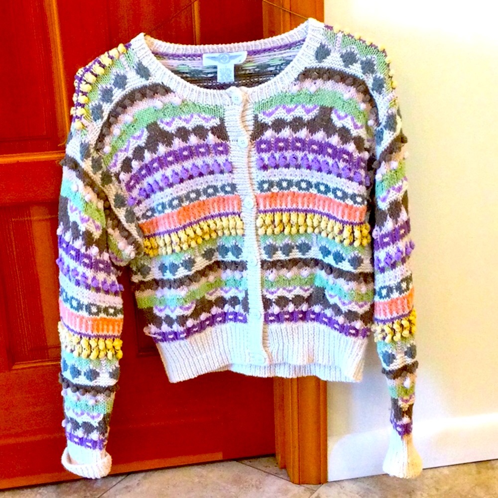 - - - Beautiful vintage knit sweater